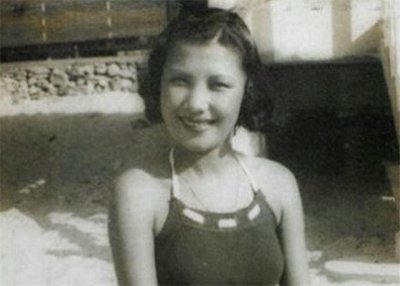 ​她是苗王的后代，17岁嫁人，生下3胎后净身出户，30岁纵横商界