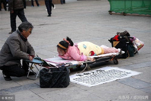 实拍乞讨者和他们的完美装备，谁能分辨哪张是职业“丐帮”