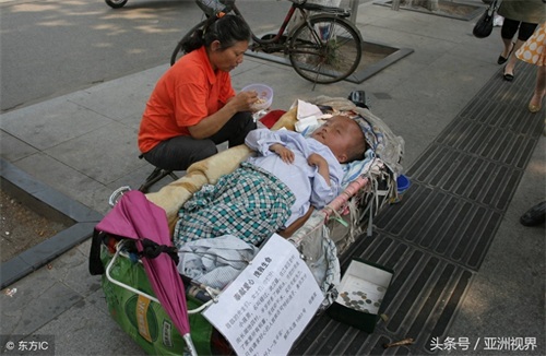 实拍乞讨者和他们的完美装备，谁能分辨哪张是职业“丐帮”