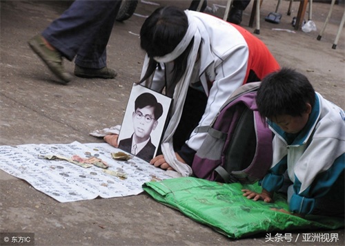 实拍乞讨者和他们的完美装备，谁能分辨哪张是职业“丐帮”