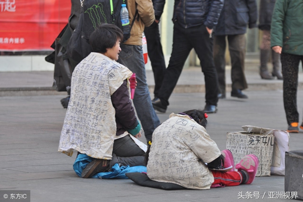 实拍乞讨者和他们的完美装备，谁能分辨哪张是职业“丐帮”