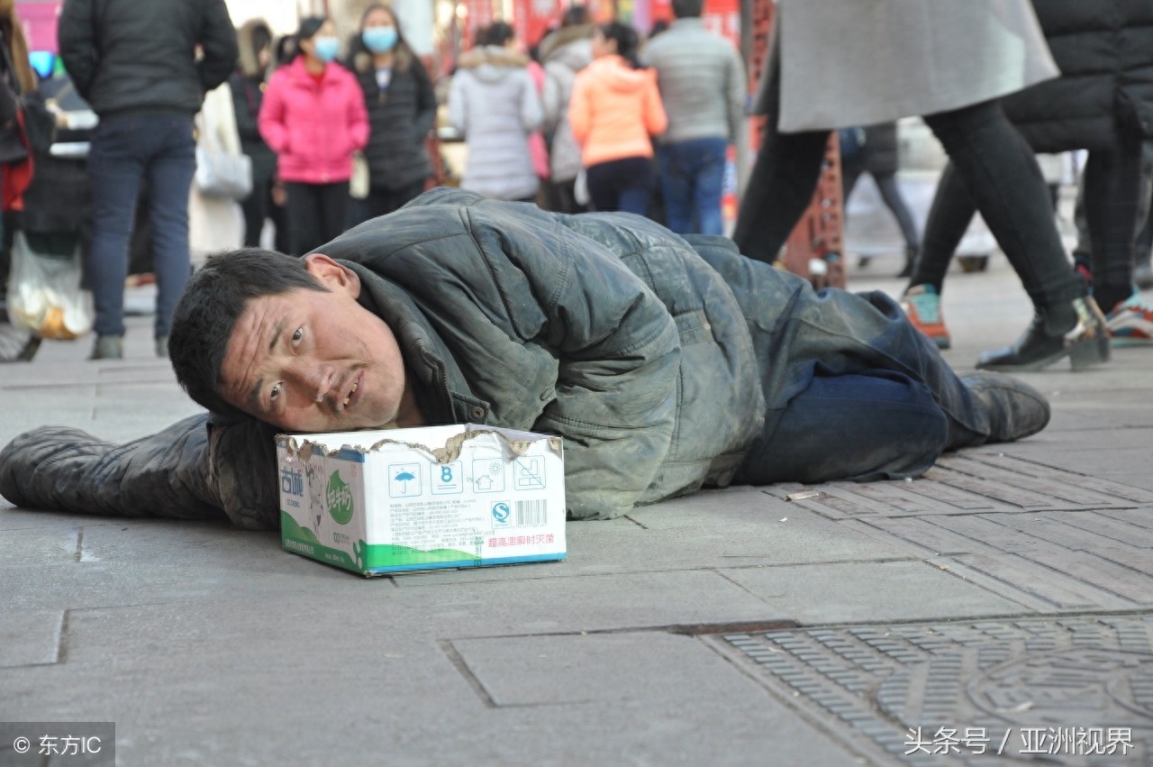 实拍乞讨者和他们的完美装备，谁能分辨哪张是职业“丐帮”