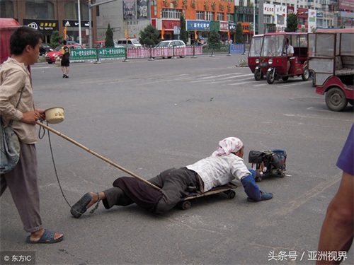 实拍乞讨者和他们的完美装备，谁能分辨哪张是职业“丐帮”