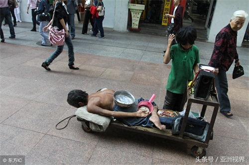 实拍乞讨者和他们的完美装备，谁能分辨哪张是职业“丐帮”