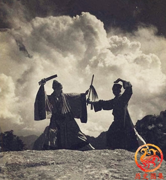 一组百年前道士真实老照片：图二正在山中修炼，图五道士山巅论剑