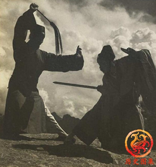 一组百年前道士真实老照片：图二正在山中修炼，图五道士山巅论剑