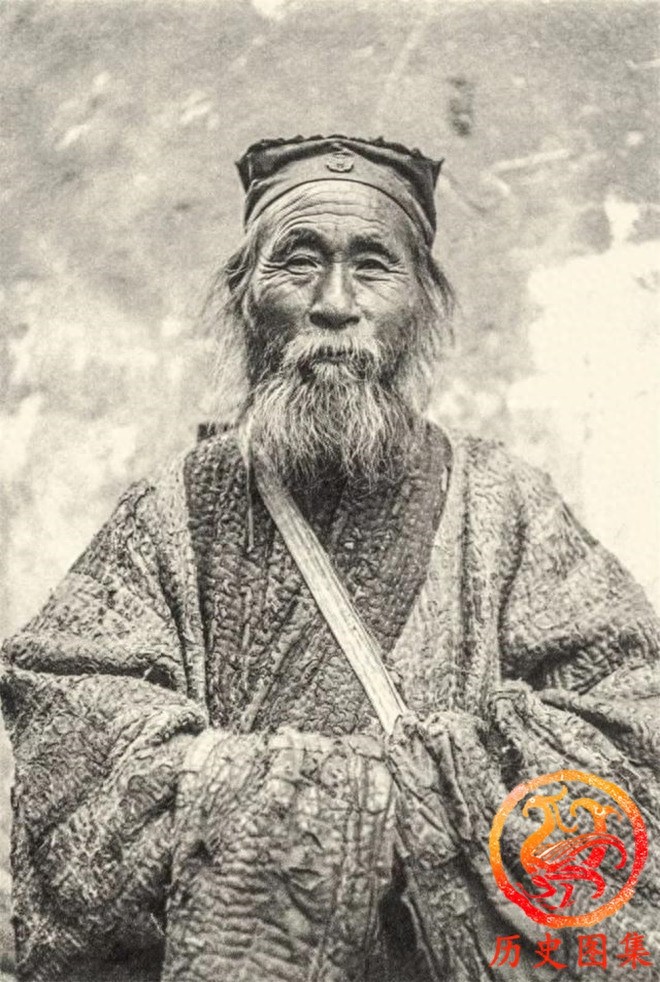 一组百年前道士真实老照片：图二正在山中修炼，图五道士山巅论剑