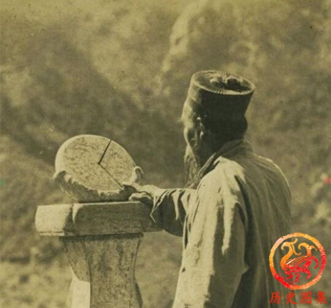一组百年前道士真实老照片：图二正在山中修炼，图五道士山巅论剑