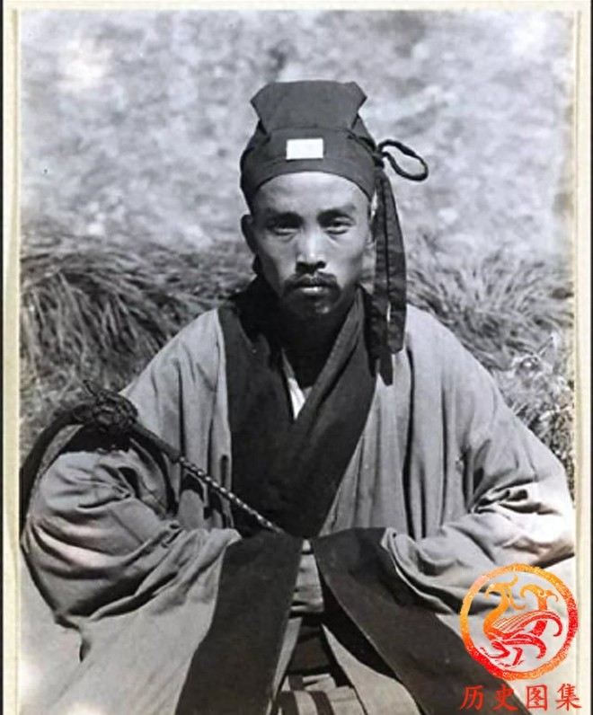 一组百年前道士真实老照片：图二正在山中修炼，图五道士山巅论剑