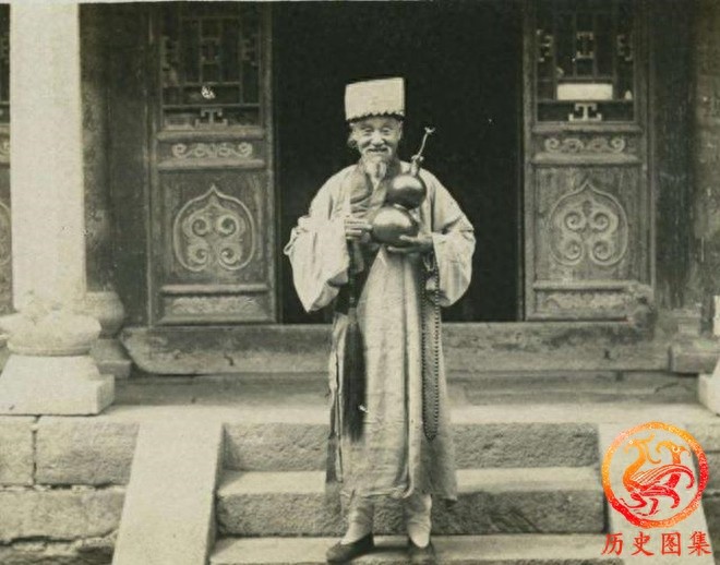 一组百年前道士真实老照片：图二正在山中修炼，图五道士山巅论剑