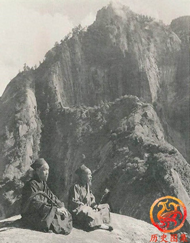 一组百年前道士真实老照片：图二正在山中修炼，图五道士山巅论剑