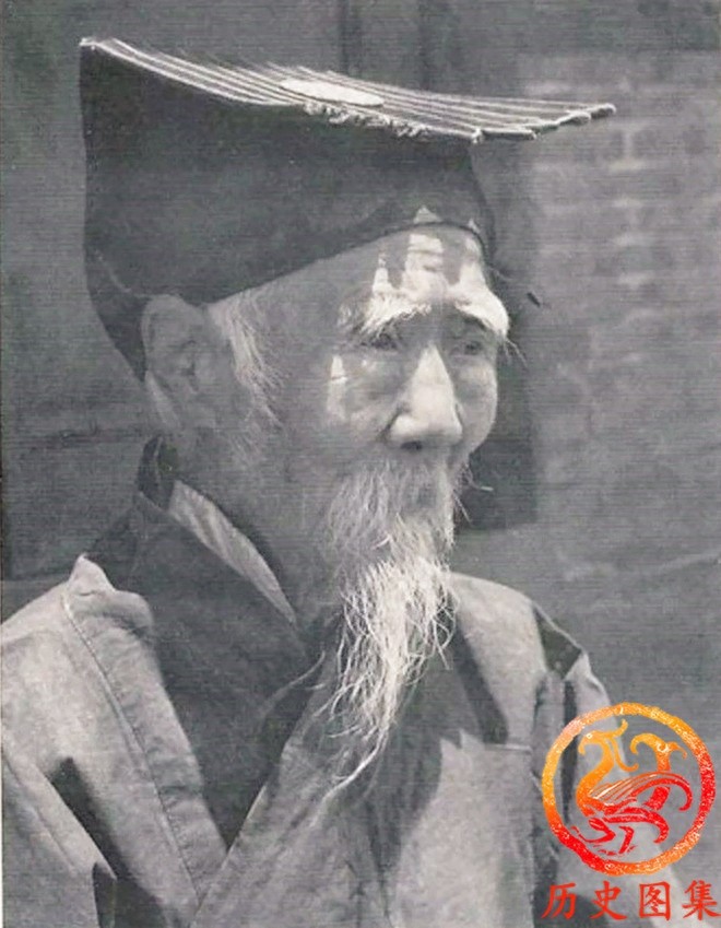 一组百年前道士真实老照片：图二正在山中修炼，图五道士山巅论剑