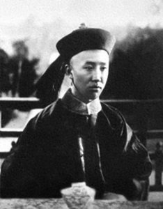 ​载沣，25岁当监国摄政王，三年后清朝灭亡，1951年去世，活了68岁