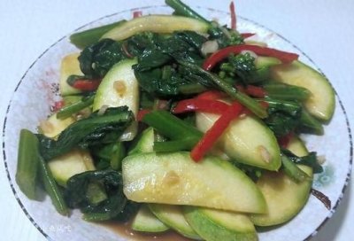 ​我家最爱吃西葫芦，尤其是和它一起炒，简单方便，营养又好吃