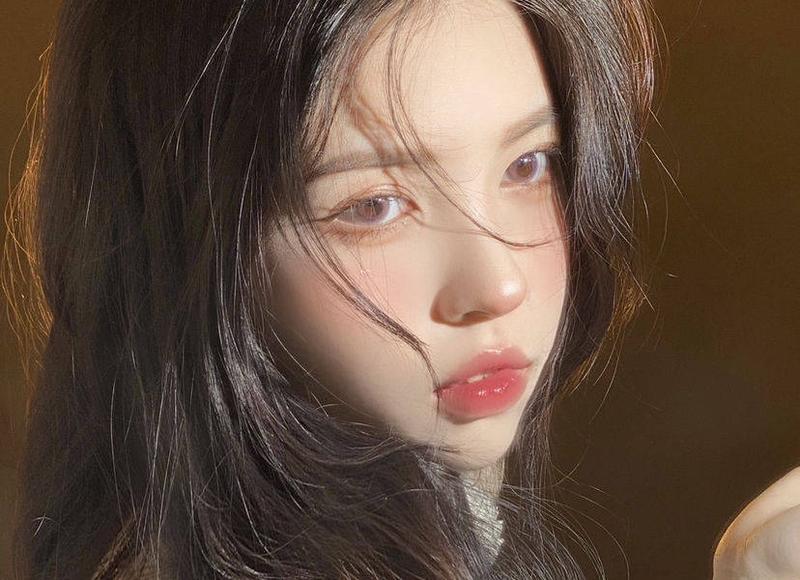 柳岩秀傲人身材（秀傲人上围性感十足）