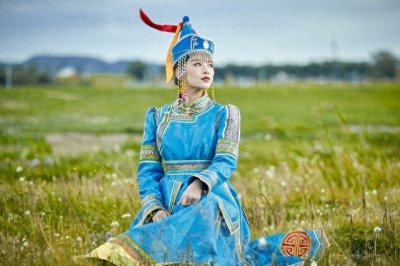 ​蒙古成为中国的一个民族后，如何看待蒙古国？是远亲，还是外国人