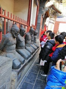 ​岳飞墓前原本跪着5个人，现在只有4个了，另外1个为什么不跪了