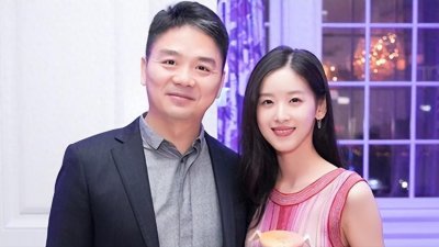 ​刘强东携娇妻章泽天现身巴黎奥运会，气场强大，8岁女儿身高瞩目