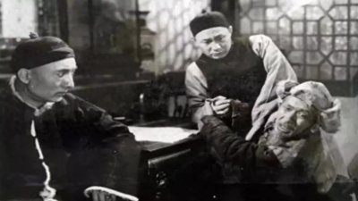 ​刘文彩葬“独虎挂印”墓，入土十年后却被掘墓，守墓人4天后去世