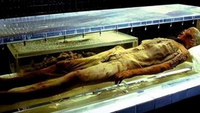 ​1975年，湖北挖出诡异男尸，尸身通红2000多年不腐，身份至今成谜