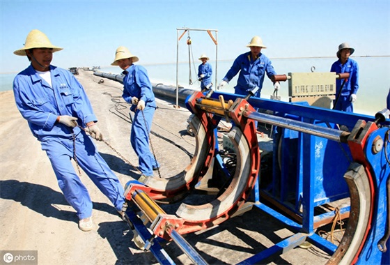 华夏第一镇：罗布泊镇如今碧波荡漾，生命禁区变为“财富之源”