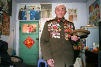 ​抗战英雄肖万世：10个一等功，56枚军功章，却隐姓埋名活到104岁