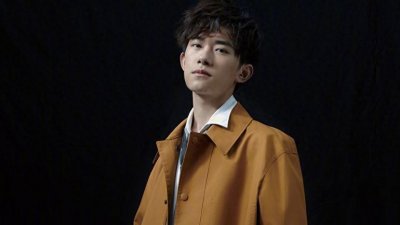 ​刚刚！易烊千玺恋情曝光？这个让人们都羡慕的女生究竟是谁！