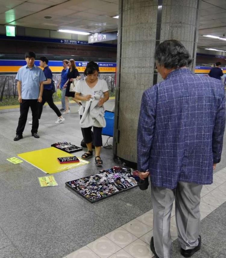 韩国地铁可以带食物吗「中国人不知道的韩国地铁文化车厢里面可以吃东西甚至可以摆摊」