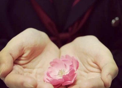 ​女生找你借钱怎么办？要不要借钱给她