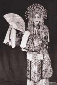 ​老照片：生前万人追捧，故去后世纪念，京剧大师梅兰芳到底有美？