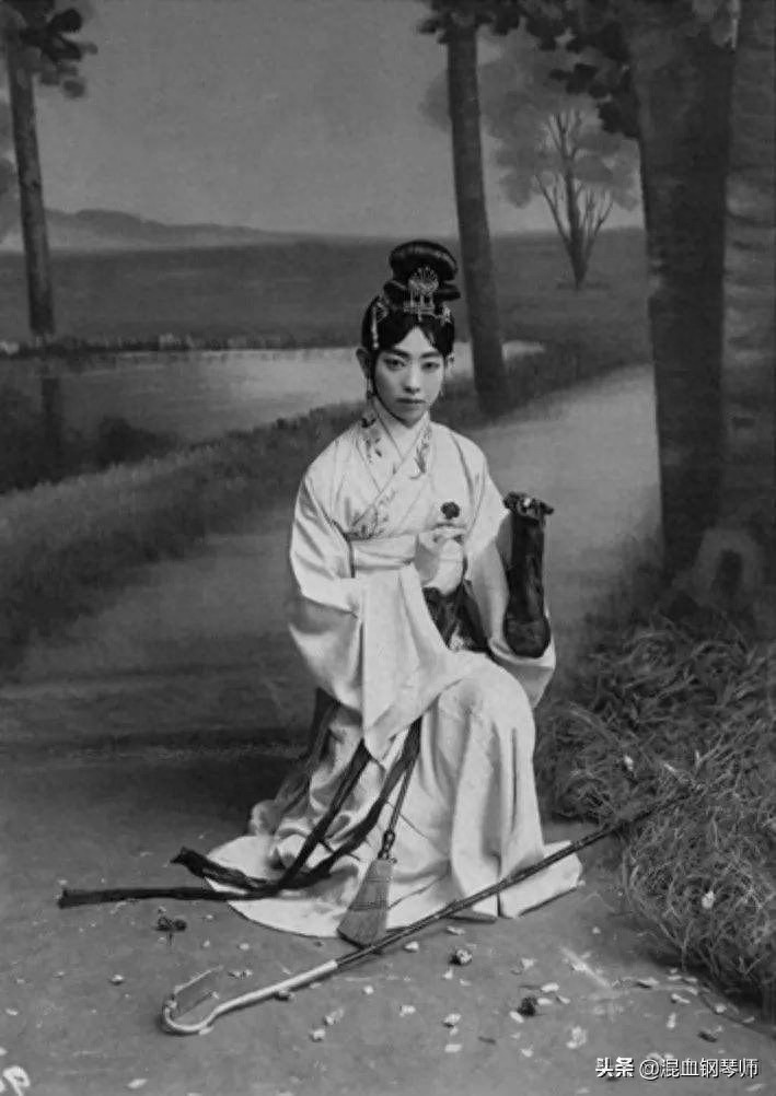 老照片:生前万人追捧,故去后世纪念,京剧大师梅兰芳到底有美?