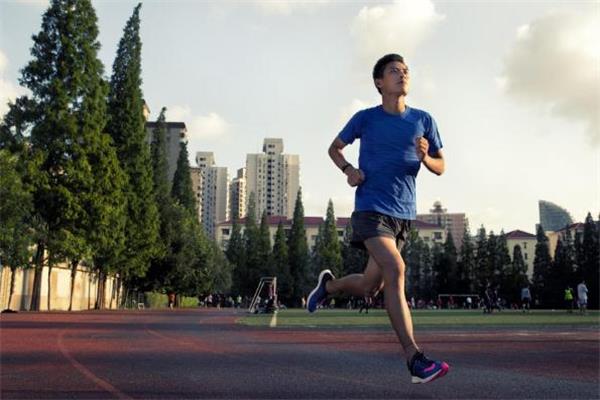 原地跑步可以达到锻炼效果吗 原地跑步有什么危害 原地跑步可以达到锻炼效果吗 原地跑步有什么危害