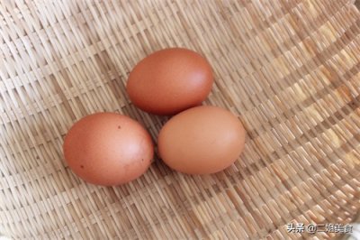 ​水煮鸡蛋，开水下锅是错的！大厨教您一招，快速剥壳，嫩滑还完整