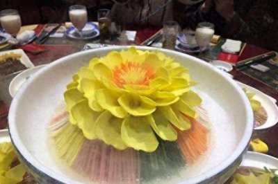 ​洛阳水席头道名菜“牡丹燕菜”，取材萝卜，却形似牡丹，味如燕窝