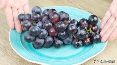 ​洗葡萄只用盐和面粉，等于吃虫卵，教你一招，脏东西全跑光，干净又卫生