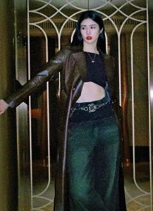 ​前女足国门拍摄写真，烈焰红唇彰显不羁本色！腹肌尽显眼底