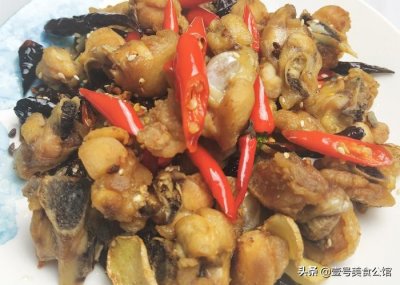 ​辣子鸡块的简单做法，鲜辣爽口，外酥里嫩，不错的美味下饭菜