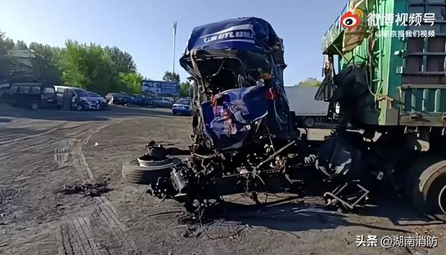 涉疫转运客车事故致27死(涉疫大巴侧翻致27死20伤)(6)