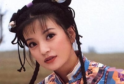 ​封杀3年后，48岁赵薇现状曝光，身材发福像大妈，亲人遭遇惹争议