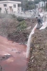 ​重庆江津一河流水体呈红色，当地：正进行处置，经检测指标无异常