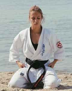 ​空手道：纪律和哲学的武术