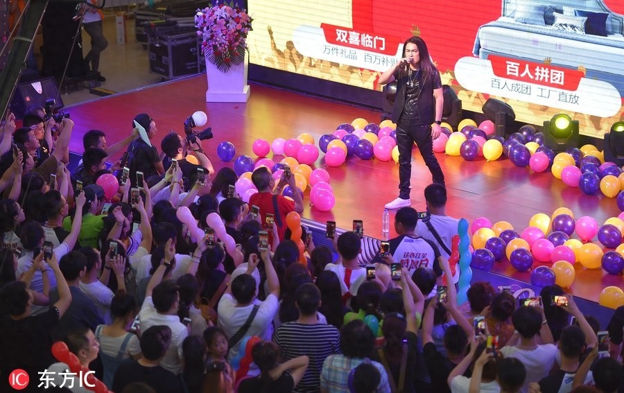 59岁迪克牛仔一脸皱纹显沧桑，硬汉拿玩偶大玩反差萌