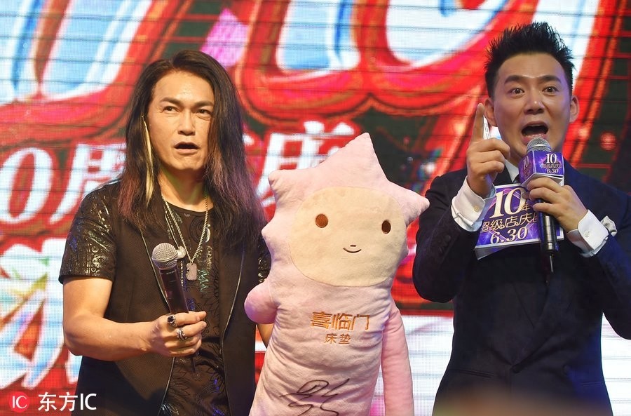 59岁迪克牛仔一脸皱纹显沧桑，硬汉拿玩偶大玩反差萌