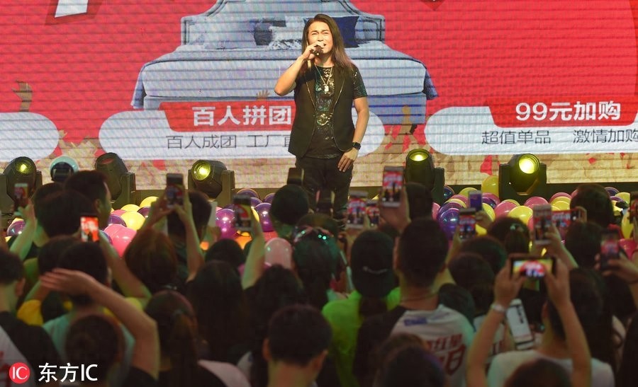 59岁迪克牛仔一脸皱纹显沧桑，硬汉拿玩偶大玩反差萌