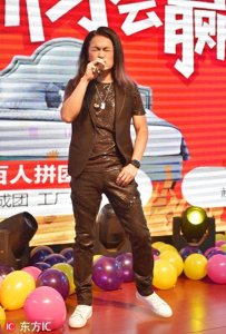 ​59岁迪克牛仔一脸皱纹显沧桑，硬汉拿玩偶大玩反差萌