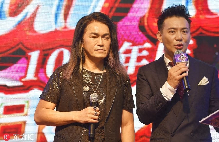 59岁迪克牛仔一脸皱纹显沧桑，硬汉拿玩偶大玩反差萌