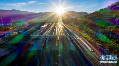 ​航拍云南丽江站：远山树林“银龙”待发