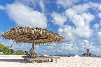 ​仙本那原本只是马来西亚一座小渔村，现已发展成著名海洋旅游中心