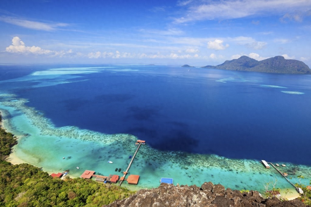 仙本那原本只是马来西亚一座小渔村，现已发展成著名海洋旅游中心
