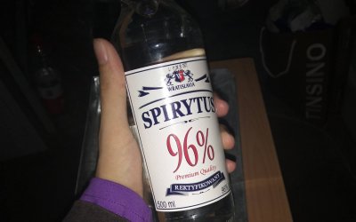 ​日本网友使用96度伏特加“生命之水”代替酒精消毒 专家：不推荐